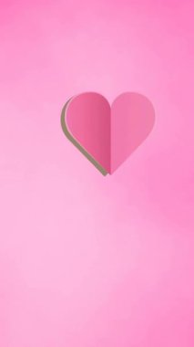 Pembe arka planda düşen pembe kalplerin animasyonu. Desen ve aşk konsepti dijital olarak oluşturulmuş video.