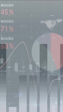 İş adamı gri arka planı üzerinden finansal veri işleme animasyonu. küresel iş, finans, dijital arayüz ve bağlantılar konsepti dijital olarak oluşturulmuş video.