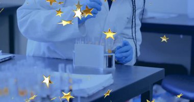 Bilim adamları, altın yıldızlar sürüklenirken laboratuvar testleri için tüp raflarını inceliyor. Bilim adamı, laboratuvar, test, araştırma, bilim, analiz, deney