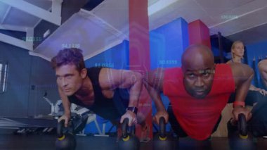 Kettlebells tutan ve şınav çeken iki adam, nabız analizini etkinleştiriyor. Kuvvet, dayanıklılık, fitness, teknoloji, eğitim, denetim, egzersiz