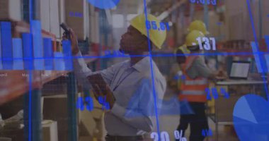 Depo kâtibi tarayıcıları kaldırıyor ve etiketleri tarıyor. Hisse değerlerini doğrulamak için güncelleme yapılıyor. Envanter, lojistik, üretkenlik, sanayi, teknoloji, takım çalışması, iş akışı