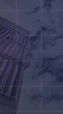 Yüksek binanın düşük açılı görüntüsüyle şebeke üzerinden istatistiksel veri işleme animasyonu. Bilgisayar arayüzü ve iş veri teknolojisi kavramı