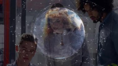 Dünya hologramı yaratan bir dizüstü bilgisayar mühendisi telefon yönlendirme ağı analizi yapan bir analist. Teknoloji, yenilik, işbirliği, dijital, geleceksel, veri, iletişim