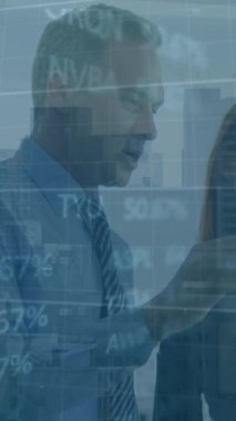 Cam tahtaya yazı yazan çeşitli iş adamları ve iş kadınlarının veri işleme animasyonları. Küresel finans ve iş veri teknolojisi kavramı