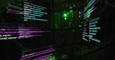 Kod paneli açılıyor, kod panelleri ortaya çıkıyor, dönüyor, birleşerek 3 boyutlu veri küpü oluşturuluyor. Gelecekçi, siber güvenlik, dijital, teknoloji, yenilik, soyut, holografik