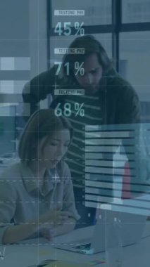 Ofisteki çeşitli iş adamları üzerinde finansal veri işleme animasyonu. Küresel finans, iş, bağlantılar, hesaplama ve veri işleme kavramı dijital olarak oluşturulmuş video.