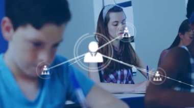 Kullanıcı simgesi görünürken yazan üç öğrenci, sınıf işbirliğini gösteren bir ağ oluşturuyor. İşbirliği, ağ oluşturma, eğitim, takım çalışması, dijital bağlantı, odaklanma