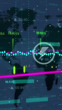 Dünya haritasında simgelerle finansal veri işleme animasyonu. Küresel iş, finans, hesaplama ve veri işleme kavramı dijital olarak oluşturulmuş video.