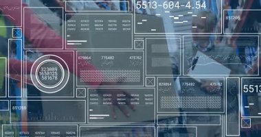 Depo işçisi kamyon iterken adam kutu detaylarını not alıyor ve envanter grafiklerini güncelliyor. Envanter, lojistik, sanayi, ticaret, üretkenlik, organizasyon, otomasyon