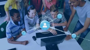 Öğrenciler PC 'ye tıklayarak işaret ederken, kullanıcı simgeleri de eğitimdeki takım çalışmasını görselleştiriyor. İşbirliği, takım çalışması, dijital, yenilik, öğrenme, bağlantı, eğitim