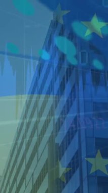 Grafik, harita ve Avrupa bayrağının gökyüzüne karşı alçak açılı bina görüntüsü üzerine animasyonu. Dijital kompozit, çoklu pozlama, rapor, iş, vatanseverlik, büyüme ve mimari konsepti.