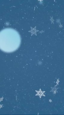 Kış manzarası üzerine düşen kar taneleri dağlar ve evler. Kar, doğa, soğuk, manzaralı, mevsimsel