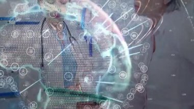 Dijital küre, kıdemli doktorun tıbbi ikonları göstermesi bir yana, kıdemsiz doktorun not çizelgesi. Teknoloji, işbirliği, yenilik, sağlık, veri, profesyonellik, fütüristik