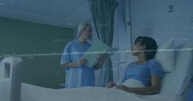 Hemşire 2 numaralı hastaneye giriyor ve semptomları kaydedip hastaya güvence verirken çizelgeyi gözden geçiriyor. Tıbbi, sağlık, iyileşme, şefkat, konfor, profesyonellik, klinik