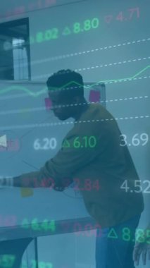 Afrika kökenli Amerikalı meslektaşların ofiste toplanmasıyla ilgili finansal veri işleme animasyonu. İş, finans, takım çalışması ve dijital video arayüzü kavramı.