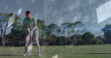 Dişi golfçü topa yaklaşıyor, duruşu ayarlıyor, dijital bağlantıyı kuruyor, atışa hazırlanıyor. Atletik, hassas, açık hava, spor, konsantrasyon, doğa, eğlence