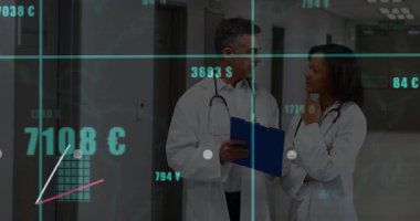 Doktor İkili Yürüme Panosu 'nu tutuyor ve sağlık çizelgelerinin izlenmesine neden oluyor. Tıbbi, işbirliği, teknoloji, analiz, sağlık, tanı, veri görselleştirme