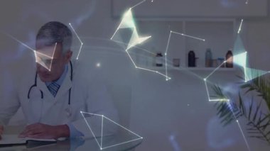 Doktor çizelge hazırlıyor ve parlayan düğümleri aktifleştiriyor. Üç boyutlu küre şeklinde birleşerek sağlık verilerini görselleştiriyor. Tıbbi, yenilik, fütüristik, sağlık, teknoloji, analiz, görselleştirme