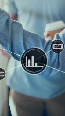 Kafkasyalı bir adamın kahve fincanı tutarak iş arkadaşlarına stratejiyi açıklamasının animasyonu. Dijital bileşik, çoklu pozlama, iletişim, içecek, takım çalışması ve planlama kavramı.