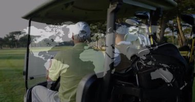 Kıdemli golfçü eldiveni sıkıyor ve yolcu hareketli golf haritasını incelerken araba motorunu çalıştırıyor. Lüks, açık hava, eğlence, işbirliği, spor, doğal, canlı