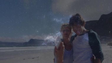 Anne ve oğlu sahilde teknoloji demosunda akıllı telefon yetiştirirken galaksi fırıl fırıl dönüyordu. Aile, bağ, bağlantı, teknoloji, kozmik, macera, eğlence