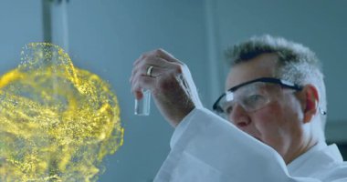 Laboratuvar önlüklü kıdemli bilim adamı, altın parıltı girdap oluştururken, reaksiyon için şişeyi inceliyor. Araştırmacı, deney, yenilik, yüksek teknoloji, bilimsel keşif, görselleştirme