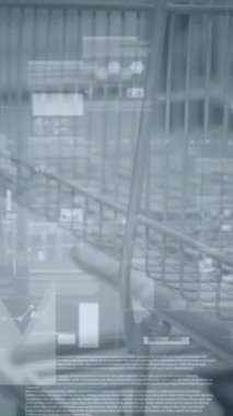 Alışveriş arabasında finansal veri işleme animasyonu. Küresel perakende, finans ve dijital arayüz kavramı dijital olarak oluşturulmuş video.