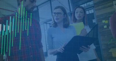 Meslektaşlar portföy açıyorlar ve verileri gözden geçiriyorlar, analitik için bar ve çizgi grafiklerini canlandırıyorlar. İşbirliği, takım çalışması, veri analizi, iş toplantısı, ofis çalışma alanı, profesyonel tartışma, grafik örtüşmesi