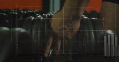 Uçan el, 3D ızgarayı ve hareketli bar çizelgesini başlatıyor. Dambılı kaldırırken gücü takip ediyor. Fitness, strength, data, technology, performance, training, digital