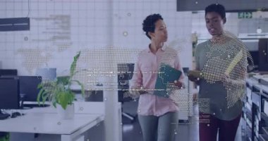 Pembe gömlekli meslektaşım dosyaya bakıyor ve dünya haritası ile IT belgesi incelemesine başlıyor. İşbirliği, takım çalışması, profesyonellik, modernlik, şirket, belgeler, iş iletişimi