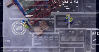 Zemin boyunca yürürken, görüntüye giren üç işçi izleme ağırlığını kaplayan verileri etkinleştiriyor. Sanayi, takım çalışması, veri görselleştirme, depo, lojistik, yapısal, işbirliği