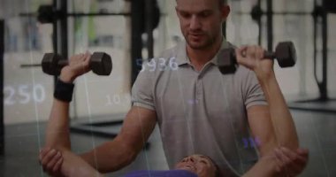 Alıcı bileklerini düzeltirken ve güvenli bir form sağlarken halterle göğüs masajı yapıyor. Fitness, strength, training, motivasyon, health, progressive, determination