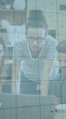 İşletme ekibinin ofiste işbirliği yapması üzerine kırmızı eğilim grafiği animasyonu. takım çalışması, işbirliği, düşüş, mali, analiz, veri