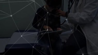 Doktor, göğüs üstüne steteskop yerleştiriyor, omuzları elle yokluyor ve boyun sağlığını değerlendiriyor. Tıbbi, sağlık, pediatrik, muayene, teşhis, klinik, sağlık