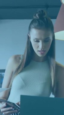 Dijital portre animasyonları, gündelik ofiste tartışan çeşitli meslektaşlar üzerinde işleniyor. Dijital arayüz, ağ, iş, takım çalışması ve küresel iletişim, dijital olarak oluşturulmuş video.