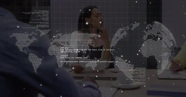 Sözcü raporunu okuyor ve şeffaf harita ve kod örtüsüyle iş toplantısında el kaldırıyor. İşbirliği, teknoloji, veri, analitik, profesyonellik, yenilik, çalışma alanı