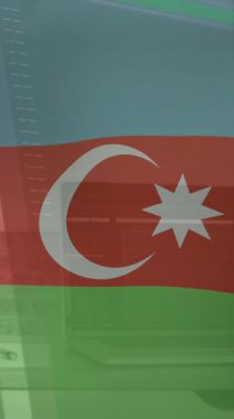 Ofisteki dizüstü bilgisayarla Azerbaijan bayrağının animasyonu. Dijital bileşim, çoklu pozlama, soyut, özgürlük, vatanseverlik ve teknoloji kavramı.