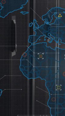 Boş bilgisayar sunucu odasına karşı dünya haritası ve veri işleme animasyonu. Küresel ağ ve iş veri depolama teknolojisi kavramı