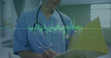 Hasta kayıt notlarını gösteren ve yazan sarı klasörü ses dalgası şeklinde çeviren doktor. Sağlık, profesyonellik, belgeleme, konsantrasyon, dijital, tanı, klinik