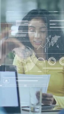 Veri analizi, iş arkadaşı ile dijital animasyon örtüsü kullanan bir iş kadını. Teknoloji, takım çalışması, işbirliği, yenilik, strateji, gelişme