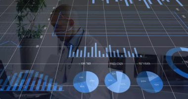 Holografik çizelgeleri güncelleyerek masanın etrafında beliren 3D ızgara ortaya çıkarken tıp doktoru dizüstü bilgisayarda yazı yazıyor. Teknoloji, analitik, veri görselleştirme, fütürizm, sağlık, yenilik, dijital