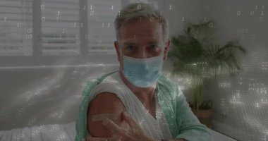 Üst düzey bir adam yatak odasında kollarını sıvayıp sargı bezi sıkıyor ve teknoloji için gövdesine ikili akış uyguluyor. Yaşlılar, sağlık, koruma, dijital, izolasyon, konfor, esneklik