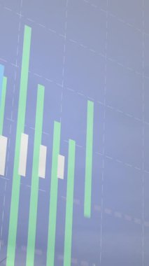 Rüzgar türbinleri üzerinde finansal veri işleme animasyonu. Küresel ekoloji, finans ve dijital arayüz kavramı dijital olarak oluşturulmuş video.