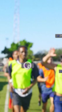 Sahada koşan sporcular, dijital veri ve istatistiklerin animasyonuyla üst üste biniyor. Spor, teknoloji, fitness, rekabet, performans