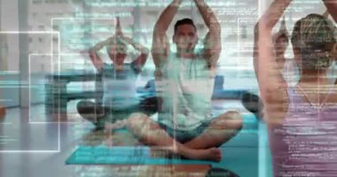 Eğitmen elini kaldırarak öğrencileri meditasyon için yogaya yönlendiren kod panellerini çalıştırıyor. Farkındalık, sağlık, dijital, modern, uyum, dinginlik, esneklik