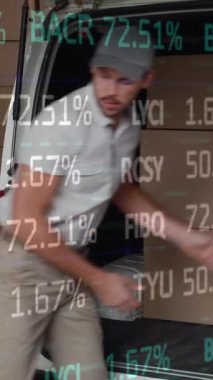 Kutuları arabaya koyan adamın veri işleme animasyonu. küresel sevkiyat, dağıtım ve bağlantılar konsepti dijital olarak oluşturulmuş video.