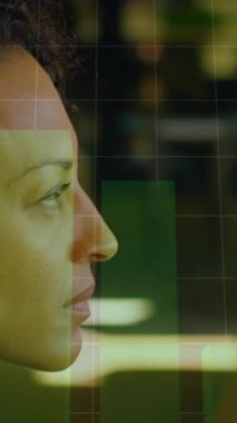 Afro-Amerikan iş kadınının ofisindeki finansal veri işleme animasyonu. Küresel finansman, iş ve dijital arayüz kavramı dijital olarak oluşturulmuş video.