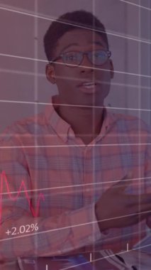 Afro-Amerikan bir adamın kameraya bakarak konuşmasının istatistiksel veri işleme animasyonu. İş veri teknolojisi kavramı