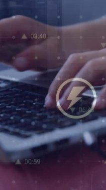 Simgelerin, sayıların, şebekenin animasyonları. Kafkasyalı bir çocuğun dizüstü bilgisayarla çalışmasının ortasındaki desen. Dijital bileşik, çoklu pozlama, büyüme, çocukluk, tıbbi, eğitim, e-öğrenme, teknoloji.