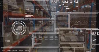 Veriler izleme stoklarını güncellerken, çalışan gibi görünen dijital göstergelerle. Lojistik, otomasyon, envanter, teknoloji, verimlilik, sanayi, veri